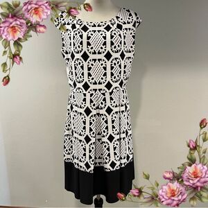 Elegant Black and White Geometric scoop neck fit and flare Dress size 12